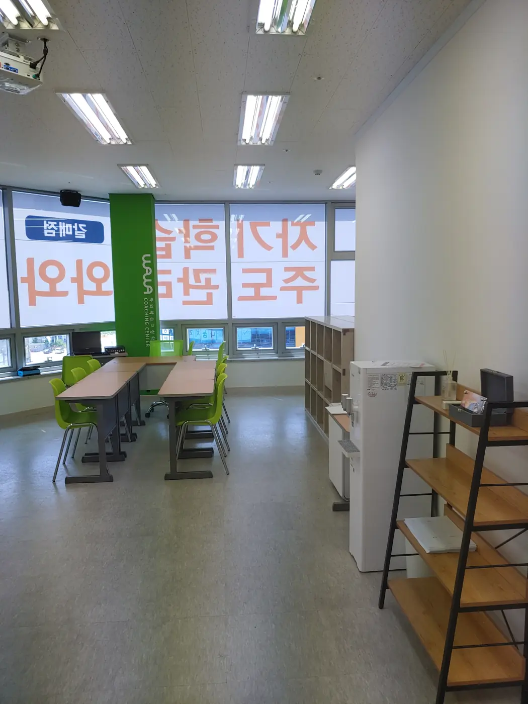 창가 쪽 책상과 책장이 있는 갈매점 개별 학습 공간