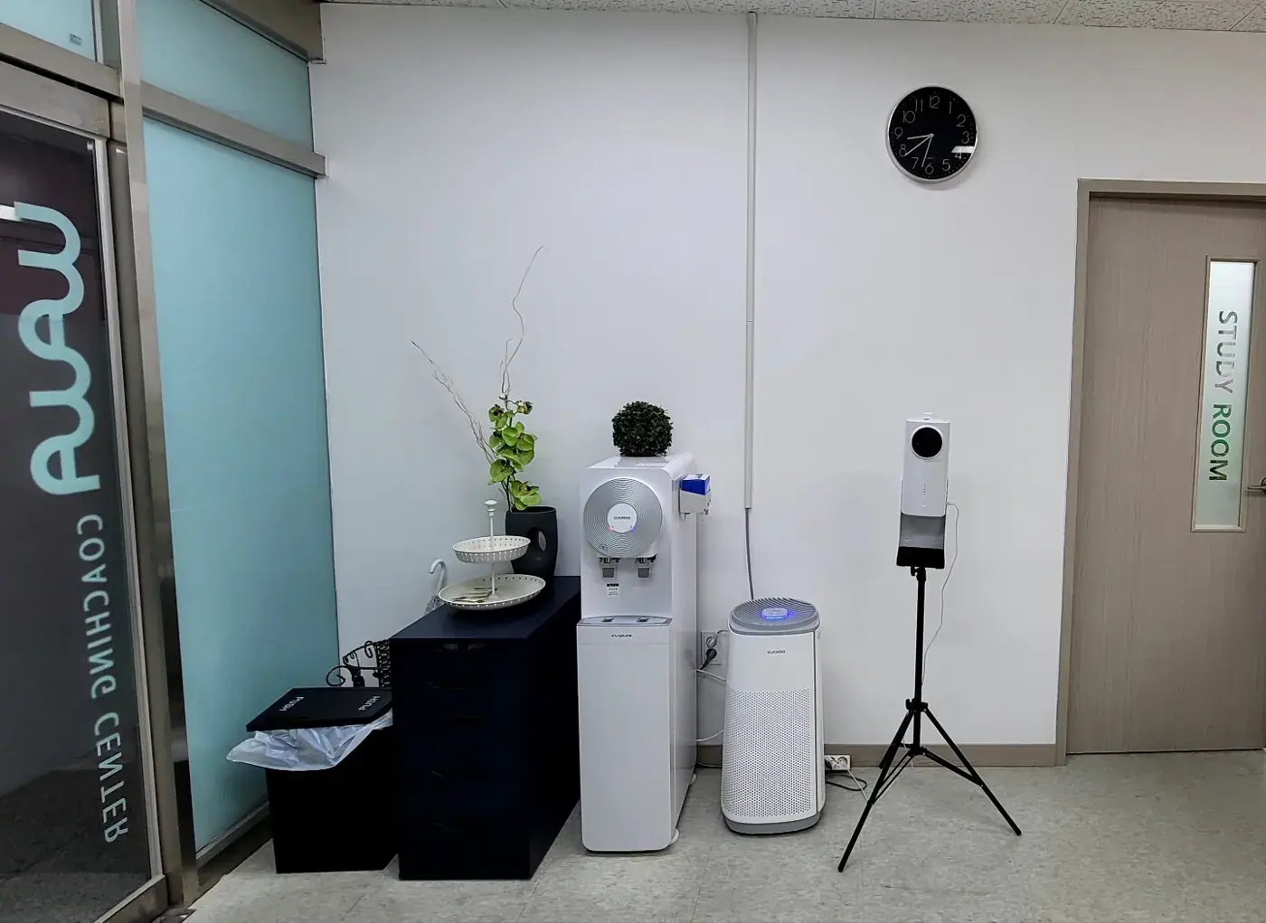 정수기와 공기청정기, 시계가 있는 센트럴점 휴게 코너와 스터디룸 문